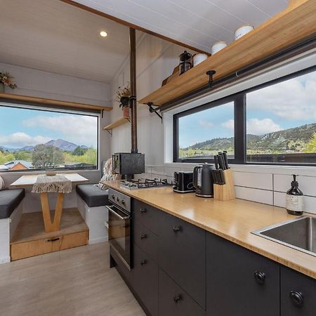 Appartamento Tiny House With Mountain Views, Indoor And Outdoor Fire, Private Courtyard Garden Wanaka Esterno foto