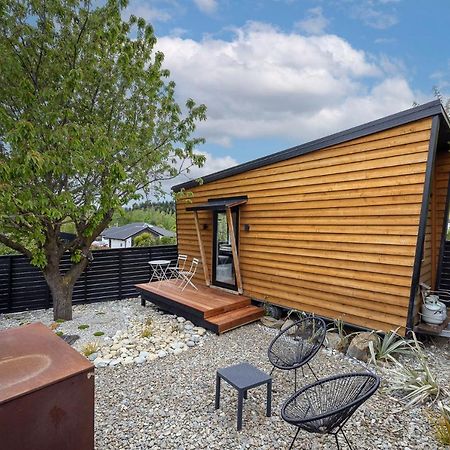 Appartamento Tiny House With Mountain Views, Indoor And Outdoor Fire, Private Courtyard Garden Wanaka Esterno foto