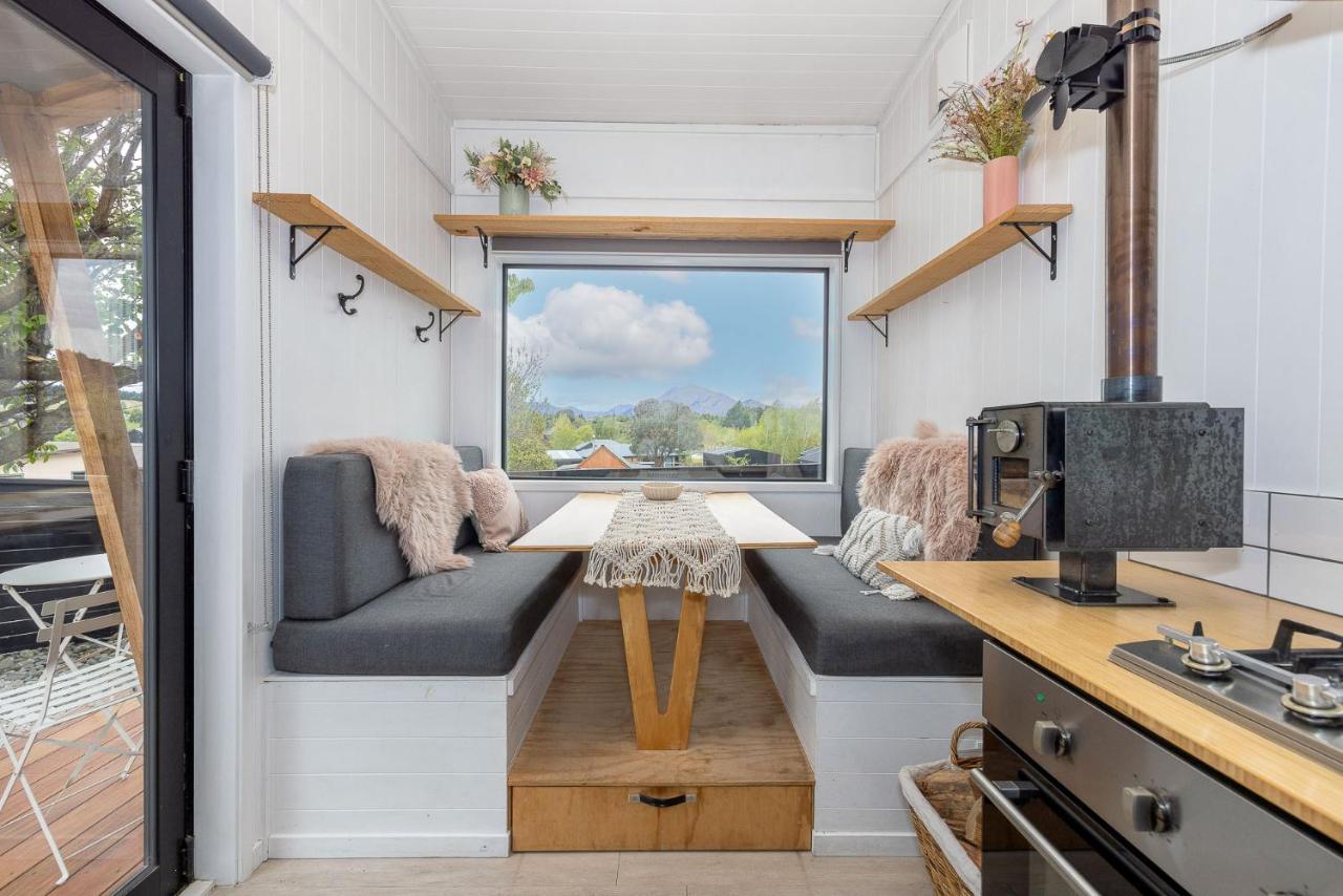 Appartamento Tiny House With Mountain Views, Indoor And Outdoor Fire, Private Courtyard Garden Wanaka Esterno foto
