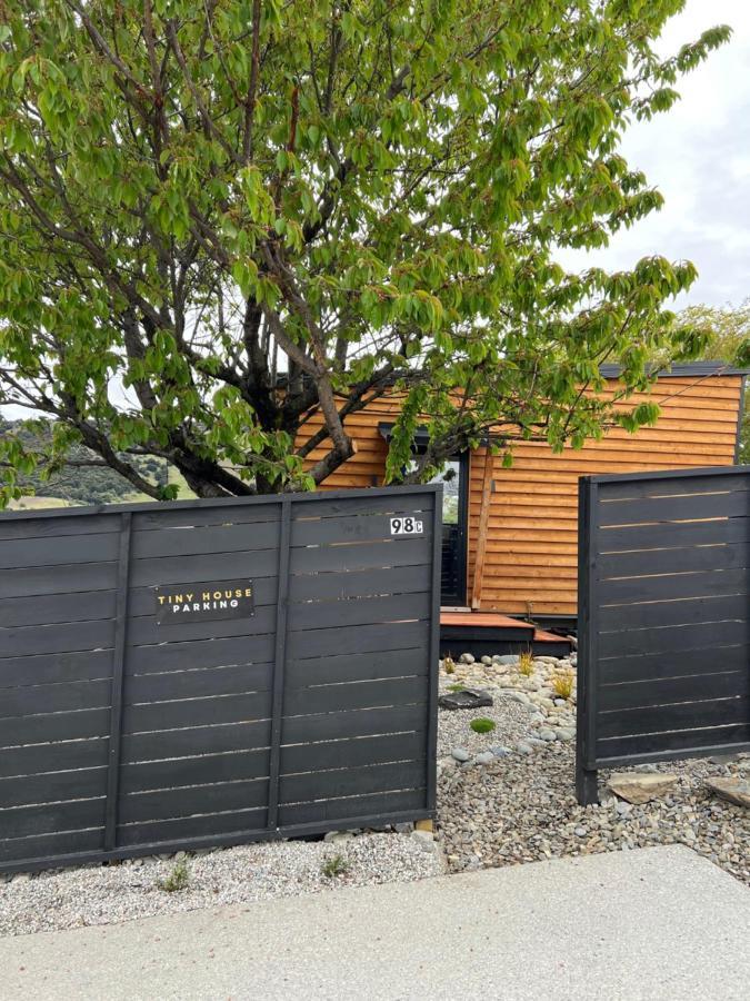 Appartamento Tiny House With Mountain Views, Indoor And Outdoor Fire, Private Courtyard Garden Wanaka Esterno foto