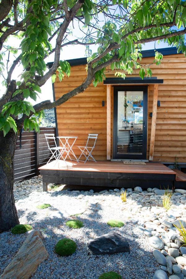Appartamento Tiny House With Mountain Views, Indoor And Outdoor Fire, Private Courtyard Garden Wanaka Esterno foto