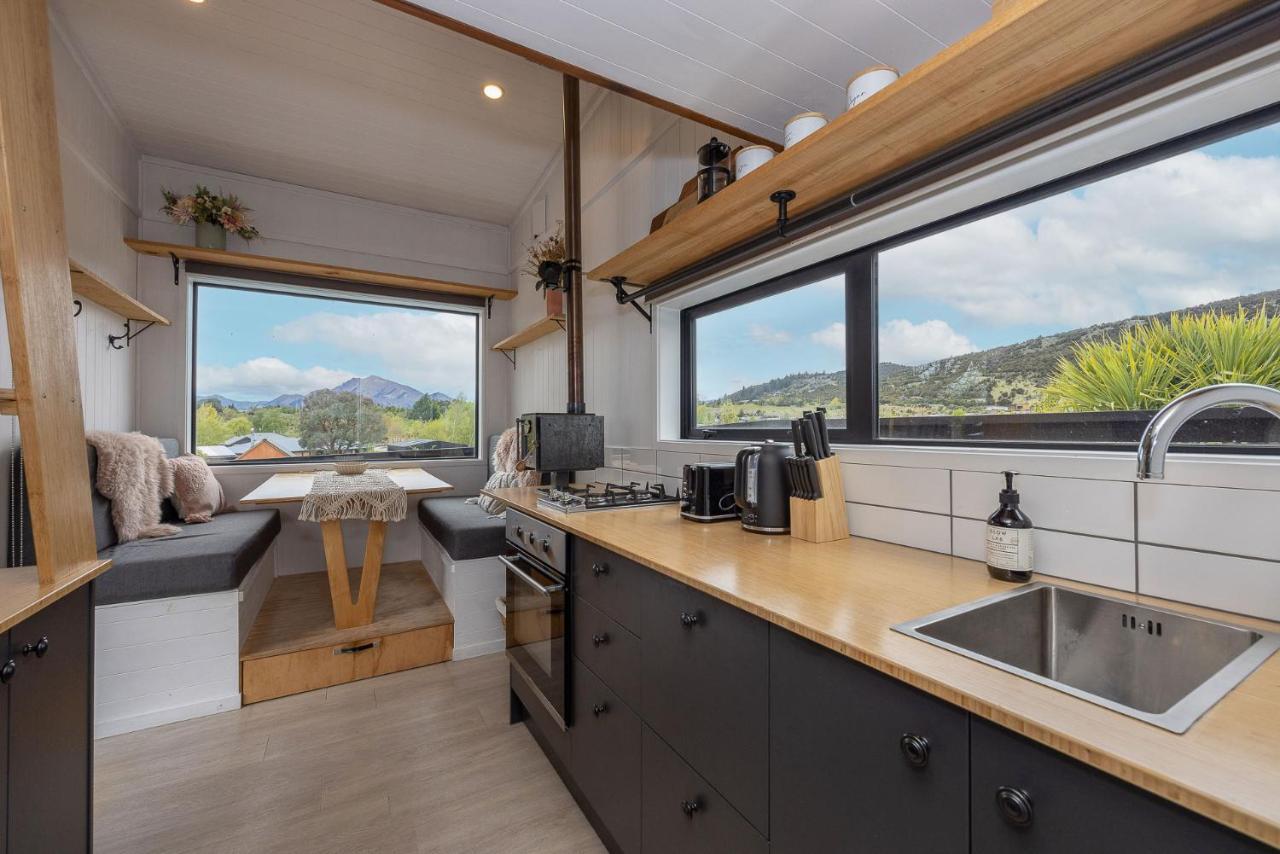 Appartamento Tiny House With Mountain Views, Indoor And Outdoor Fire, Private Courtyard Garden Wanaka Esterno foto