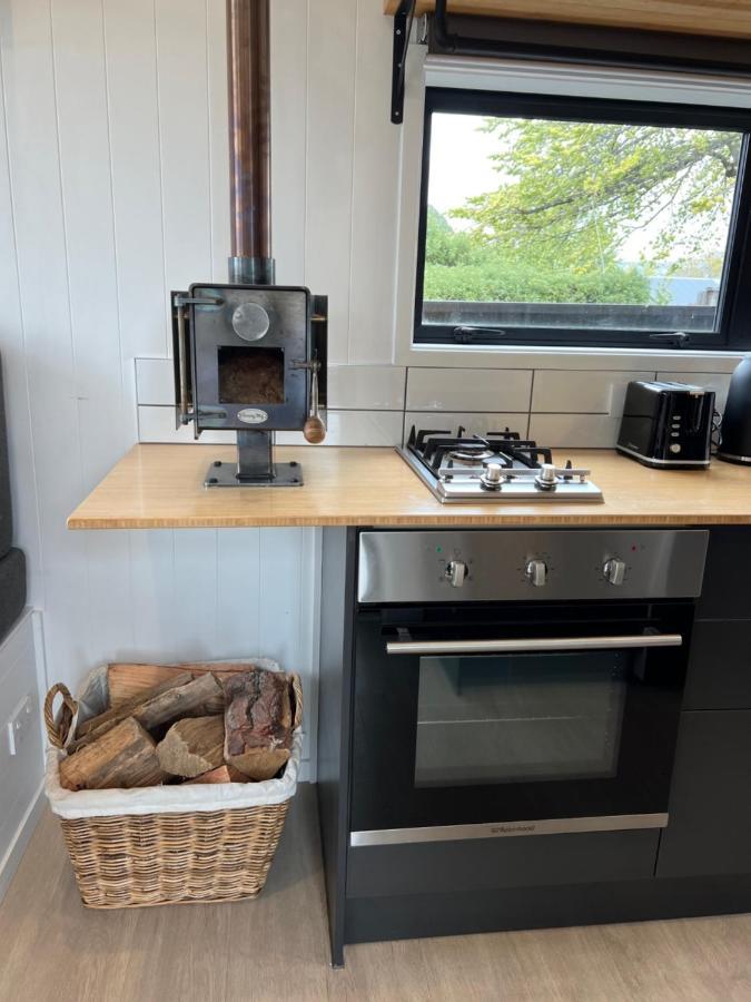 Appartamento Tiny House With Mountain Views, Indoor And Outdoor Fire, Private Courtyard Garden Wanaka Esterno foto