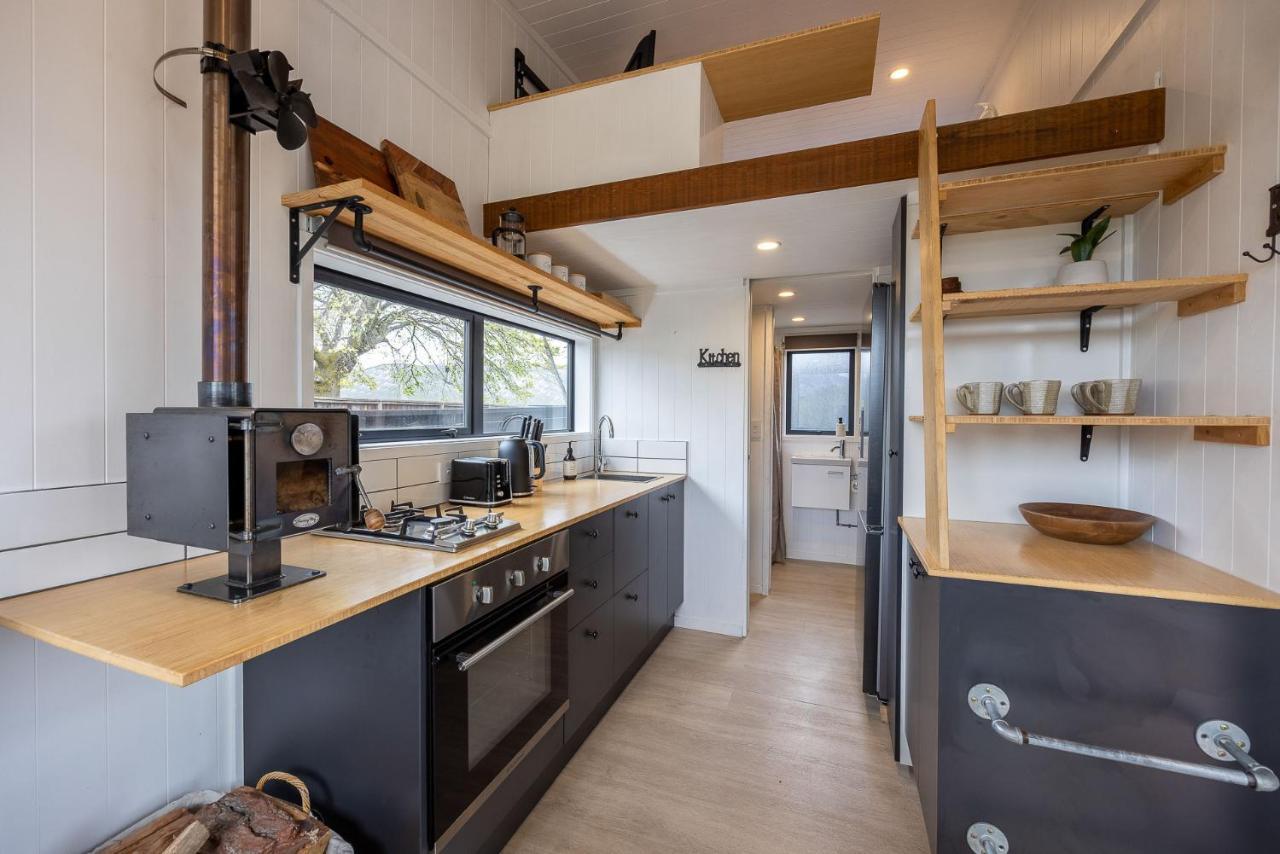 Appartamento Tiny House With Mountain Views, Indoor And Outdoor Fire, Private Courtyard Garden Wanaka Esterno foto