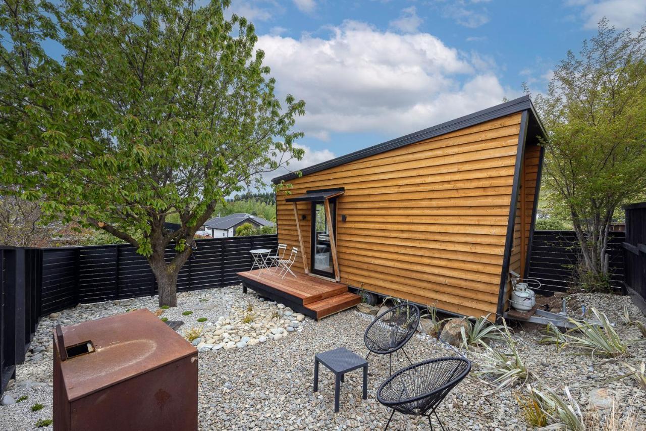 Appartamento Tiny House With Mountain Views, Indoor And Outdoor Fire, Private Courtyard Garden Wanaka Esterno foto
