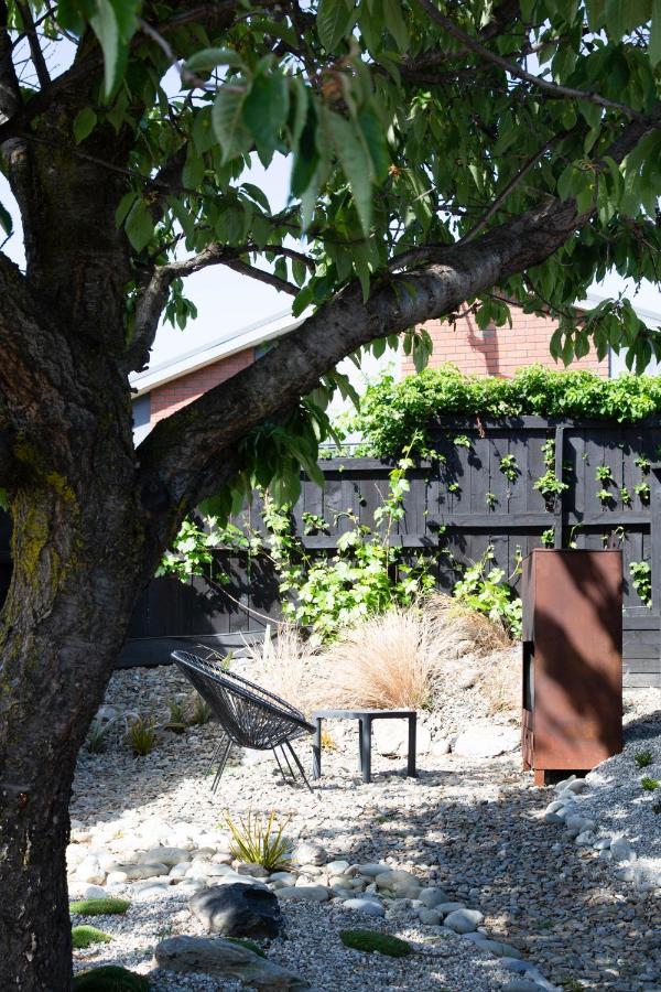 Appartamento Tiny House With Mountain Views, Indoor And Outdoor Fire, Private Courtyard Garden Wanaka Esterno foto