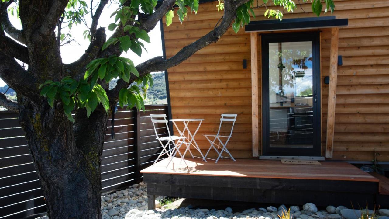 Appartamento Tiny House With Mountain Views, Indoor And Outdoor Fire, Private Courtyard Garden Wanaka Esterno foto