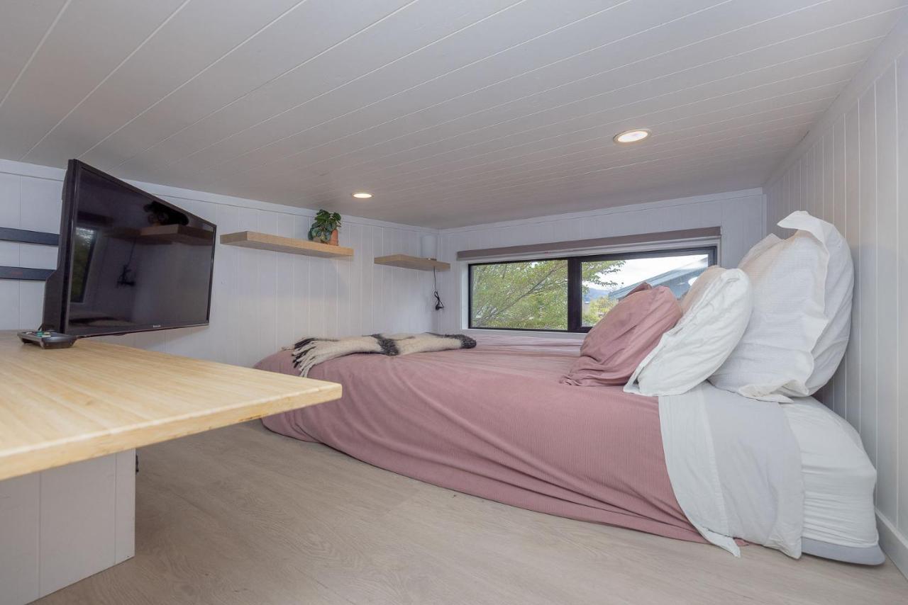 Appartamento Tiny House With Mountain Views, Indoor And Outdoor Fire, Private Courtyard Garden Wanaka Esterno foto