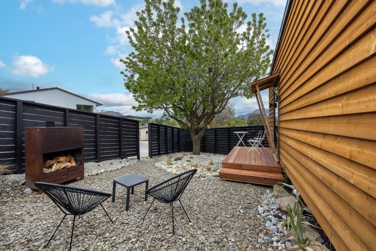 Appartamento Tiny House With Mountain Views, Indoor And Outdoor Fire, Private Courtyard Garden Wanaka Esterno foto