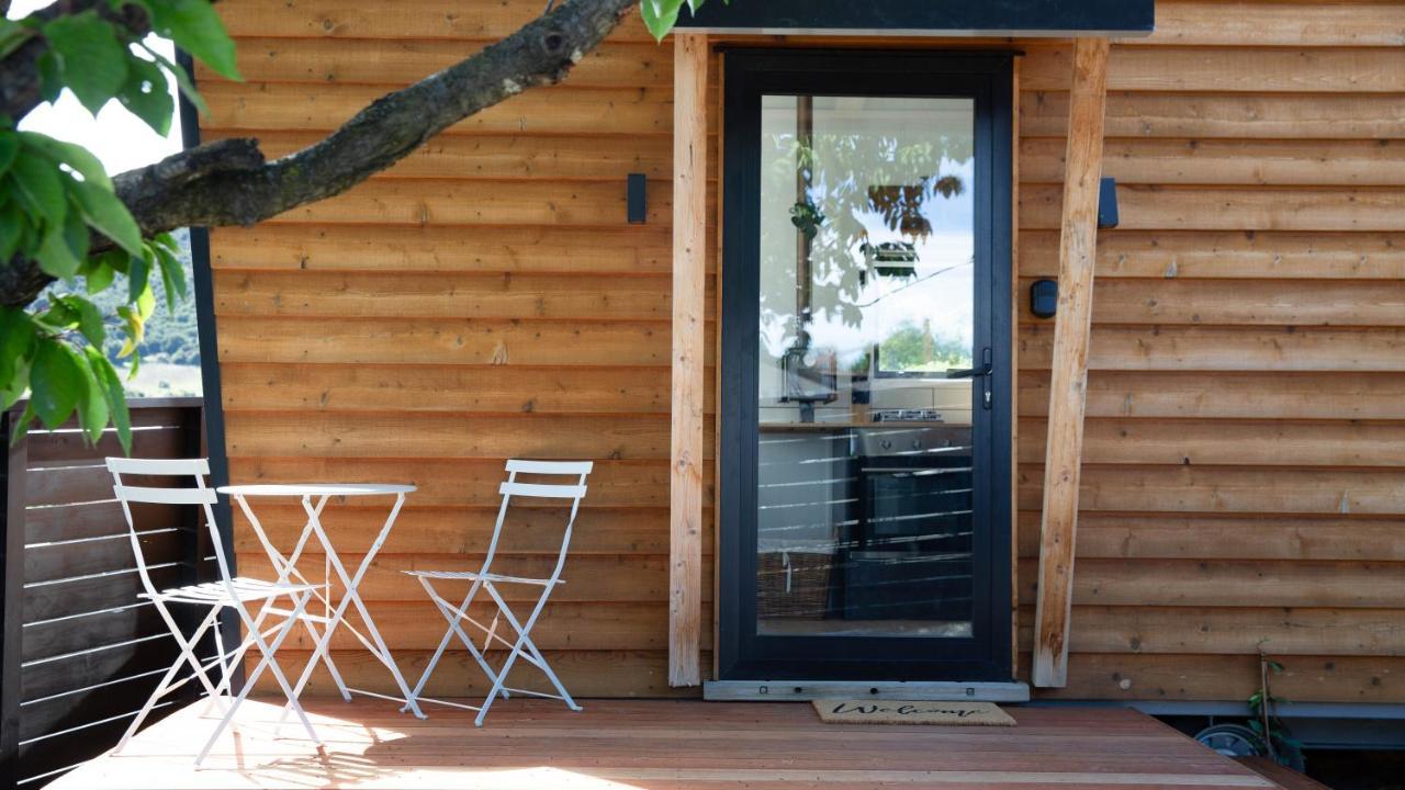 Appartamento Tiny House With Mountain Views, Indoor And Outdoor Fire, Private Courtyard Garden Wanaka Esterno foto
