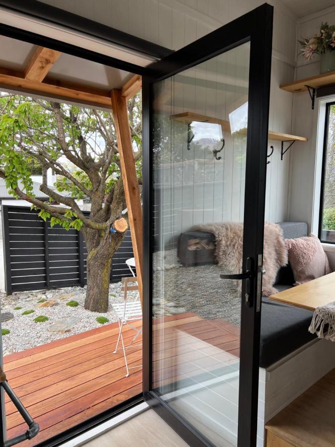 Appartamento Tiny House With Mountain Views, Indoor And Outdoor Fire, Private Courtyard Garden Wanaka Esterno foto